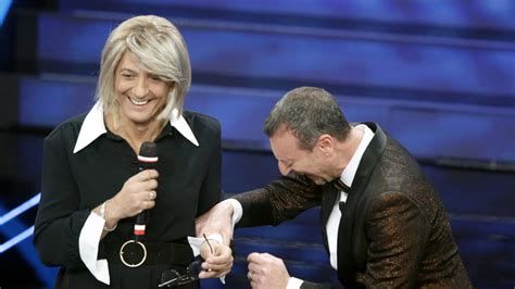 Sanremo, Fiorello vestito da Maria De Filippi: lei chiama in diretta